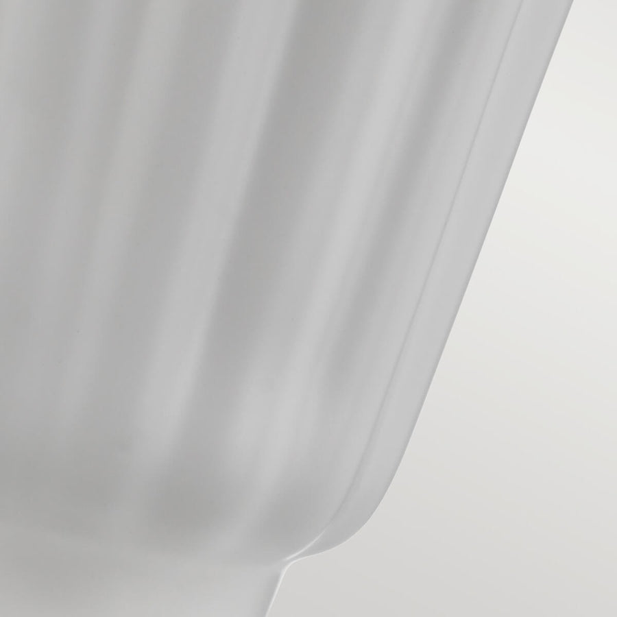 Détail de la céramique blanche nervurée, rainures verticales et finition lisse