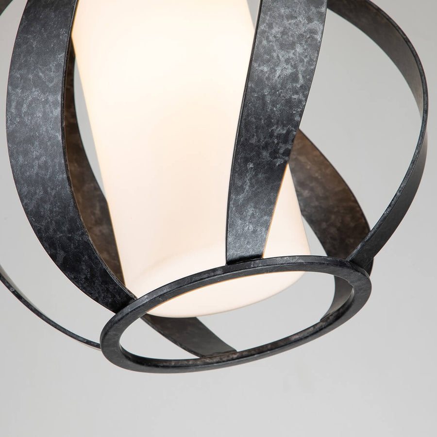 Suspension extérieure Blacksmith noire et opale, verre