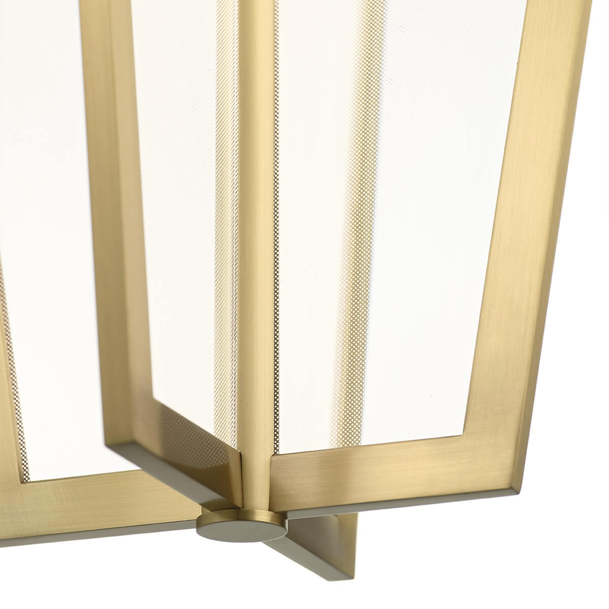 Gros plan sur l'angle inférieur doré et le panneau translucide texturé du luminaire.