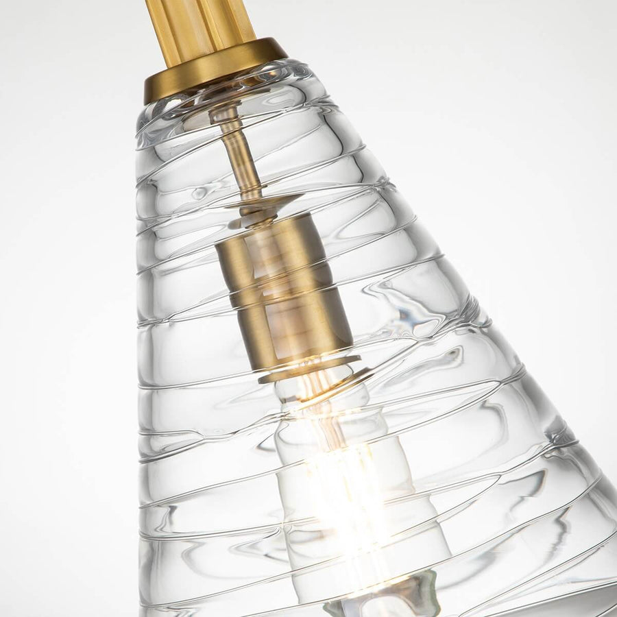 Détail de la douille en laiton et du verre transparent montrant les nervures concentriques