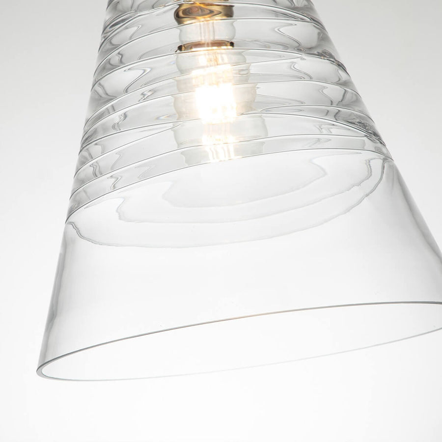 Vue en contre-plongée du bas de l'abat-jour conique en verre transparent
