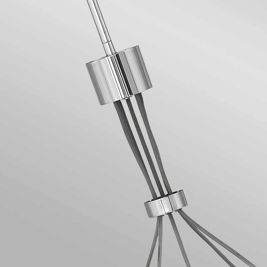 Détail du raccord cylindrique et des câbles tressés gris de la suspension