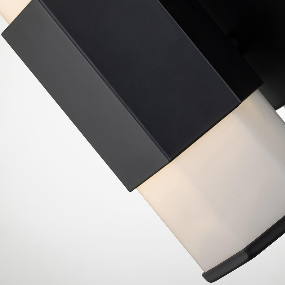 Détail en plongée de la jonction entre le bandeau noir et le verre