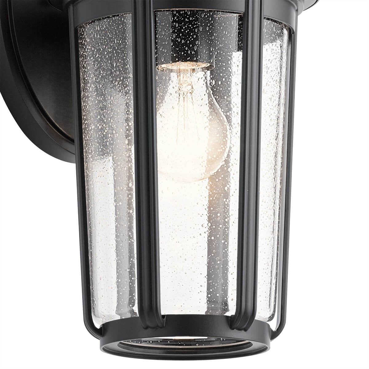 Gros plan sur le verre grêlé et l'ampoule Edison allumée à l'intérieur
