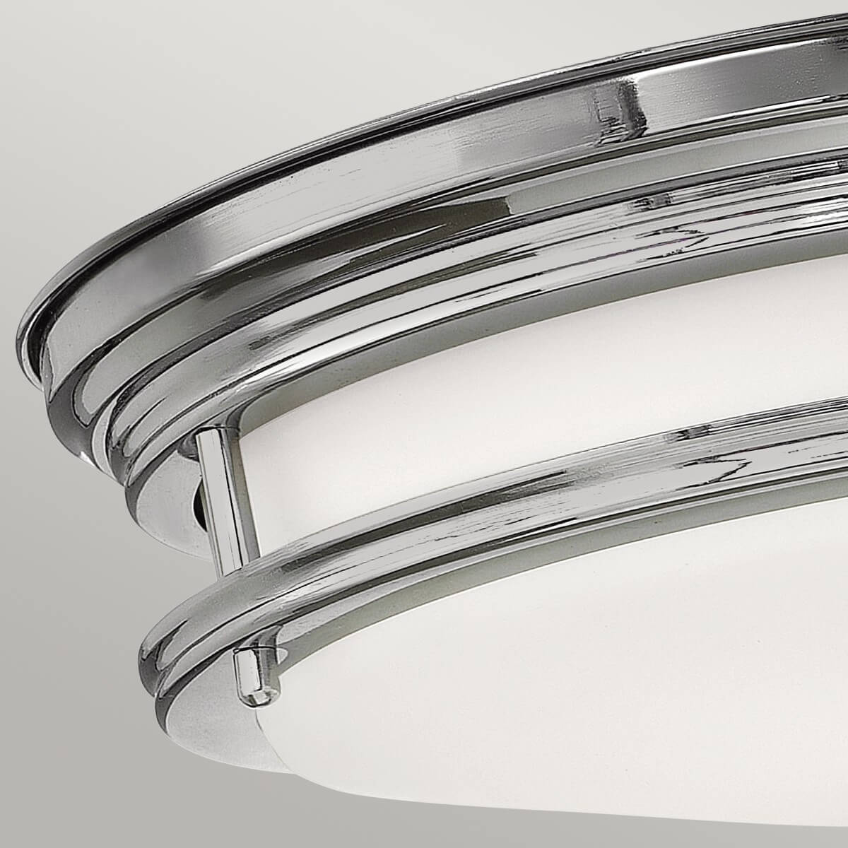 Détail du profil arrondi en chrome et de la fixation du diffuseur.