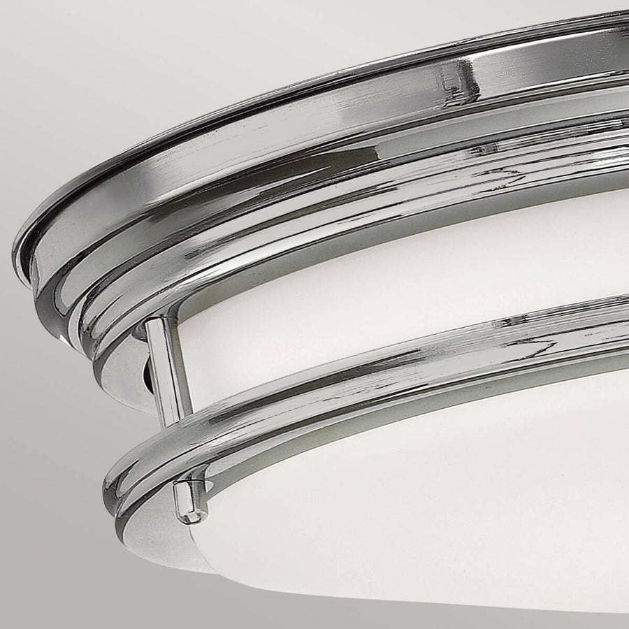 Détail du profil arrondi en chrome et de la fixation du diffuseur.