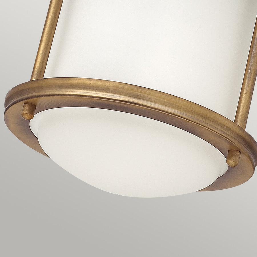 Détail du bas du luminaire montrant le verre bombé et l'anneau bronze