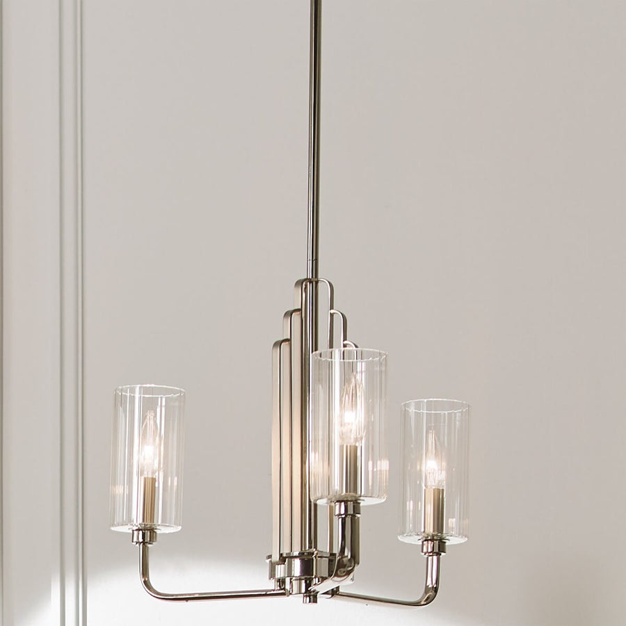 Luminaire suspendu présenté de trois quarts sur fond clair, tiges et verres visibles