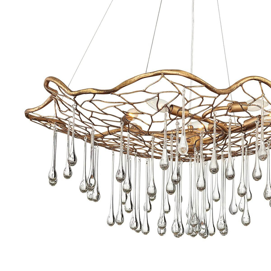 Vue rapprochée du panier doré en branches tressées et de ses pendants