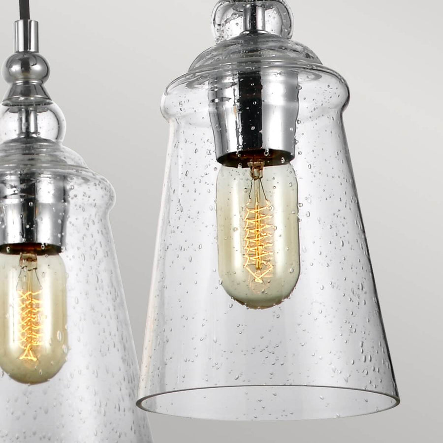 Détail d'une cloche en verre à bulles et ampoule filament allumée