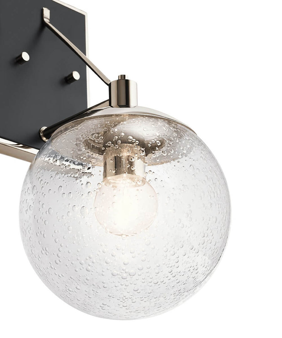 Vue rapprochée du globe transparent fixé au bras coudé en métal poli