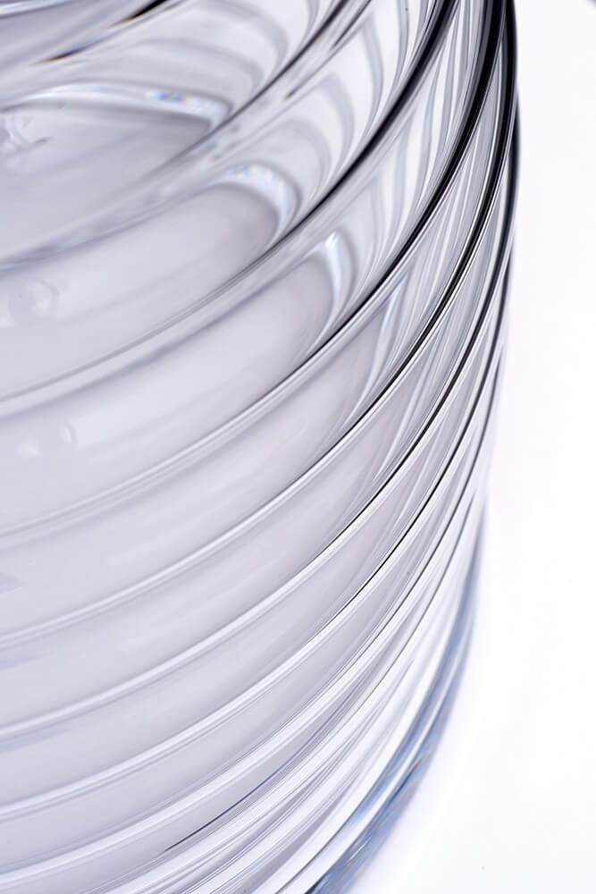 Gros plan sur les stries horizontales du socle en verre transparent