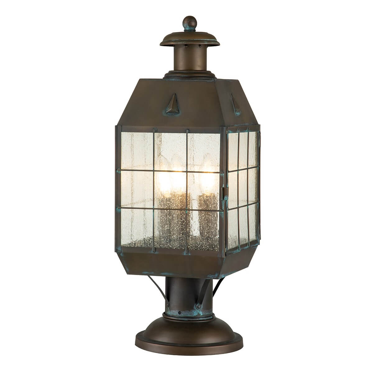 Vue de face du lampadaire extérieur en laiton vieilli, verre transparent et grille métallique.