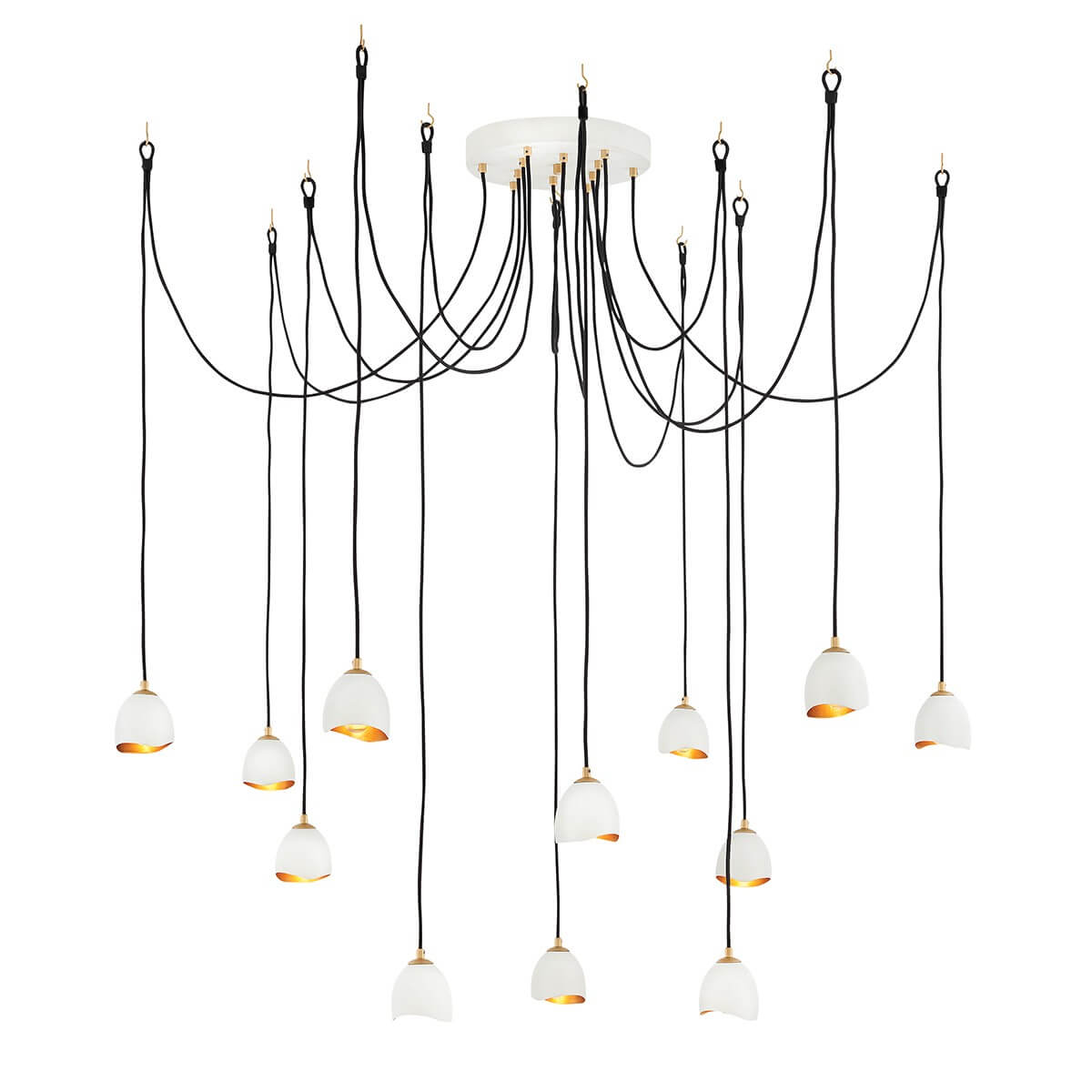 Vue d'ensemble de la suspension douze lumières, câbles noirs et diffuseurs blancs dorés