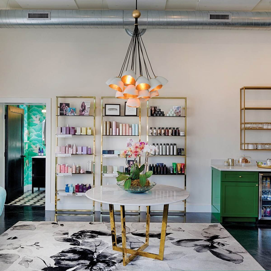 Suspension allumée au-dessus d'une table ronde dans un salon de coiffure