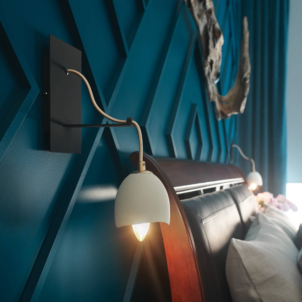 Mise en ambiance en chambre, appliques allumées de part et d'autre du lit