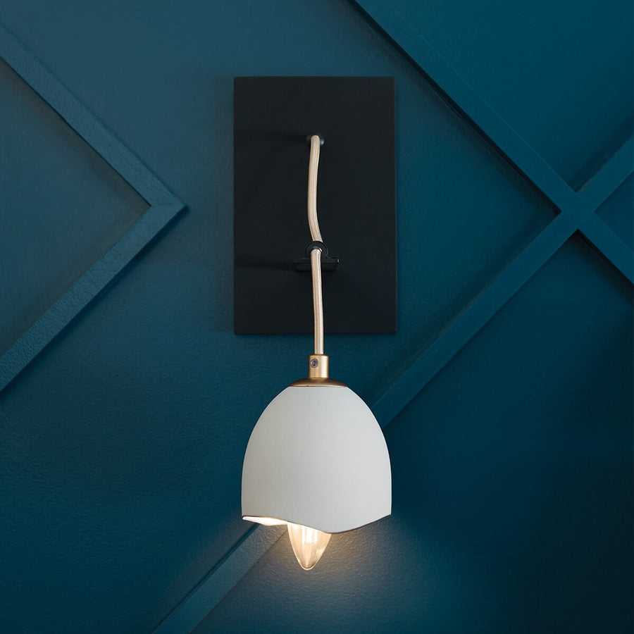 Vue de face sur mur bleu canard, diffusion lumineuse vers le bas