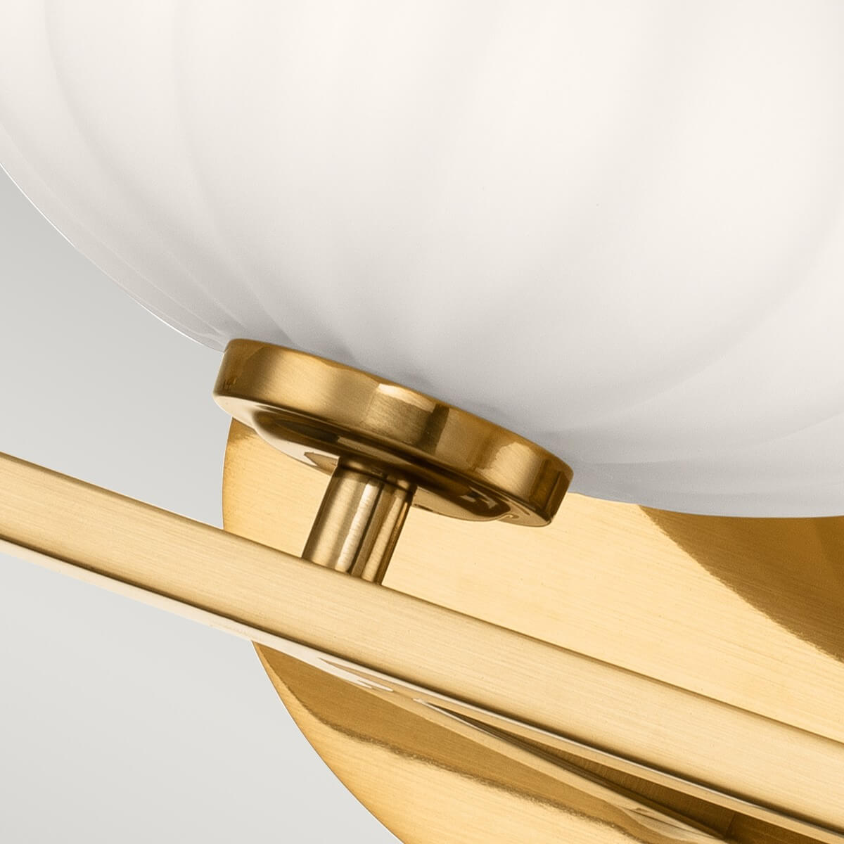 Détail du bras en laiton brossé et de la bague support du globe