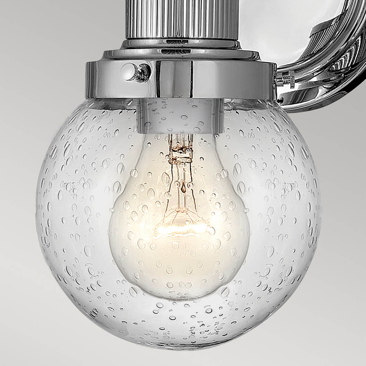 Détail du globe en verre bullé transparent laissant voir l'ampoule à filament