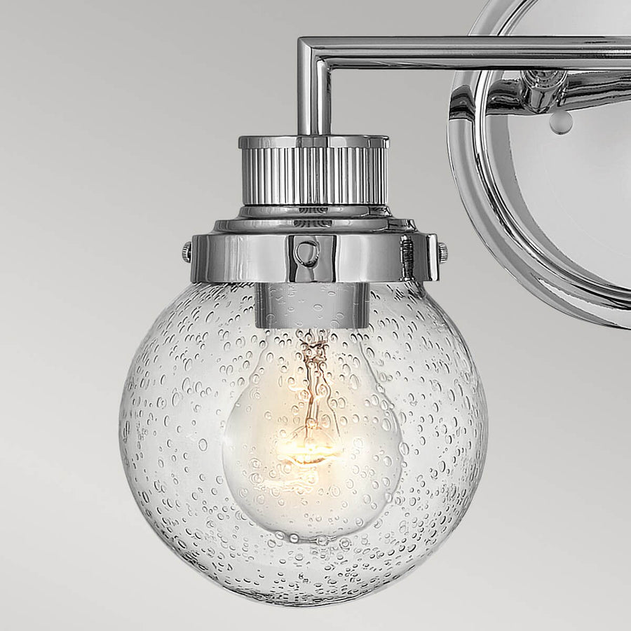 Vue rapprochée d'un globe en verre bullé éclairé par une ampoule à filament