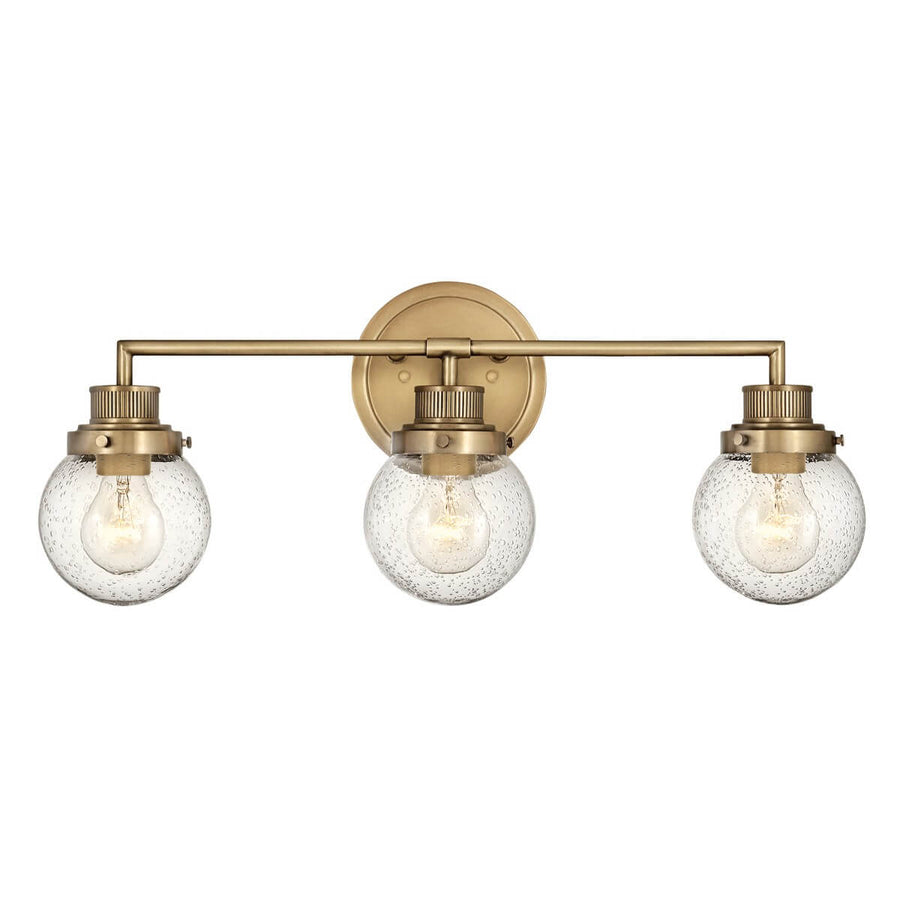 Vue de face de l'applique murale trois lumières en laiton avec globes en verre.