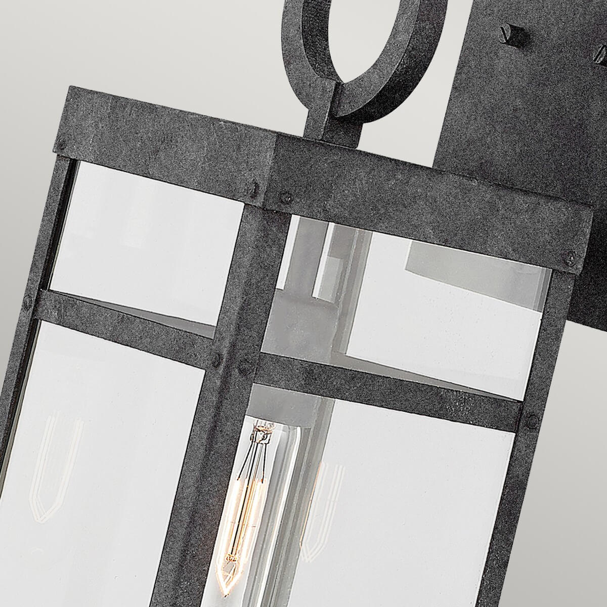 Gros plan sur l'armature, les vitres et l'ampoule visible à l'intérieur
