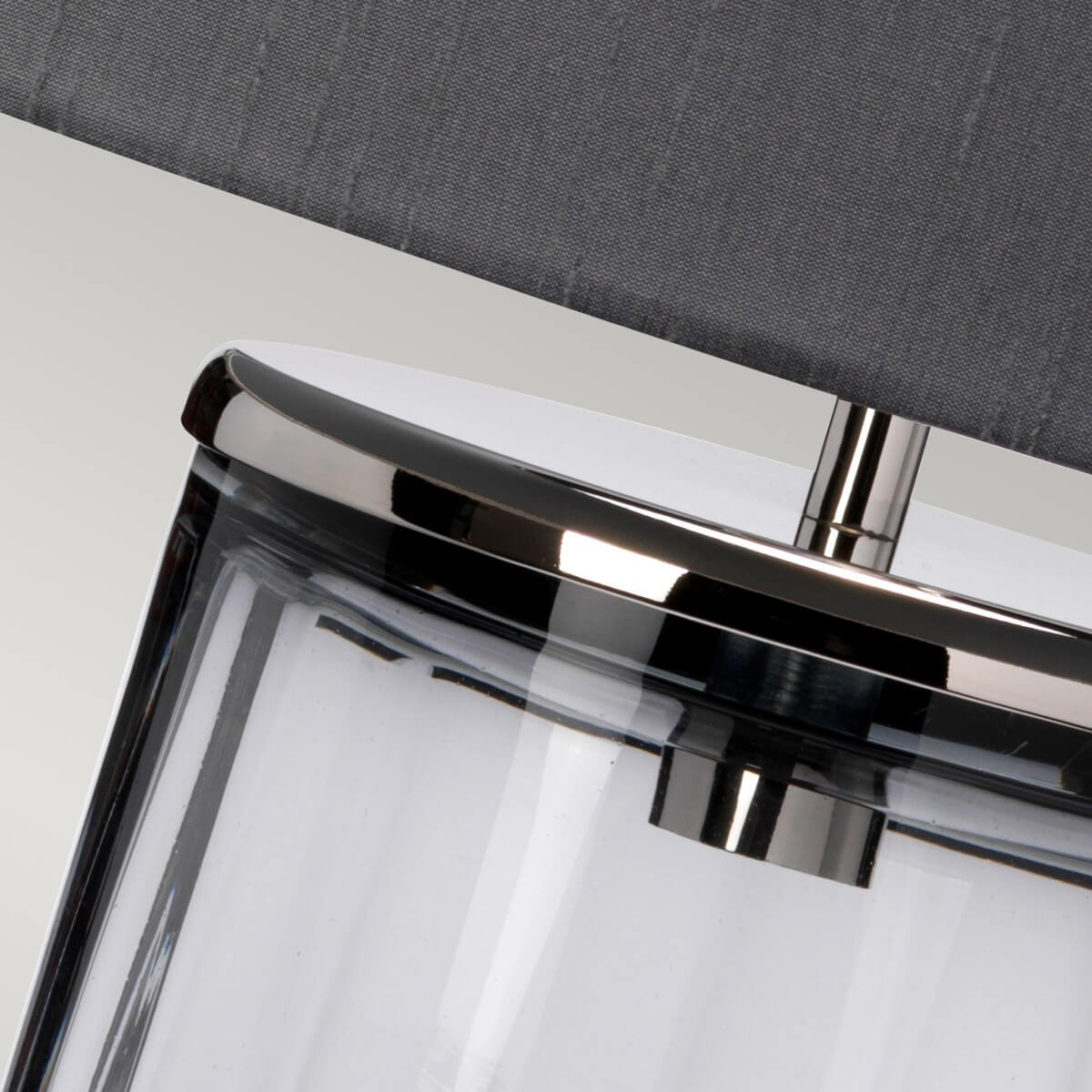 Détail du col nickel poli reliant l'abat-jour au cylindre de verre strié