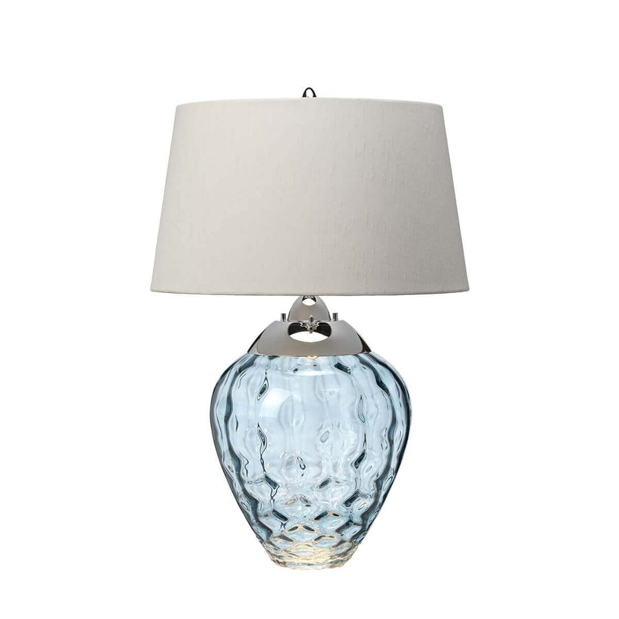Lampe à poser vue de face, base en verre bleu godronné, abat-jour blanc écru