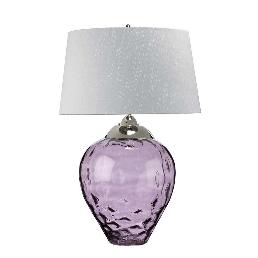 Vue rapprochée du pied en verre givré aux reflets violets