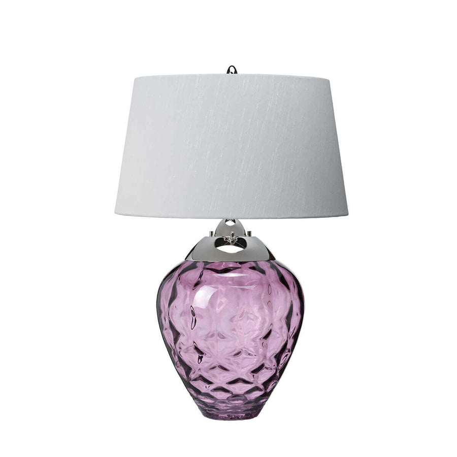 Vue de face du luminaire, socle en verre rose godronné et monture métallique argentée brillante