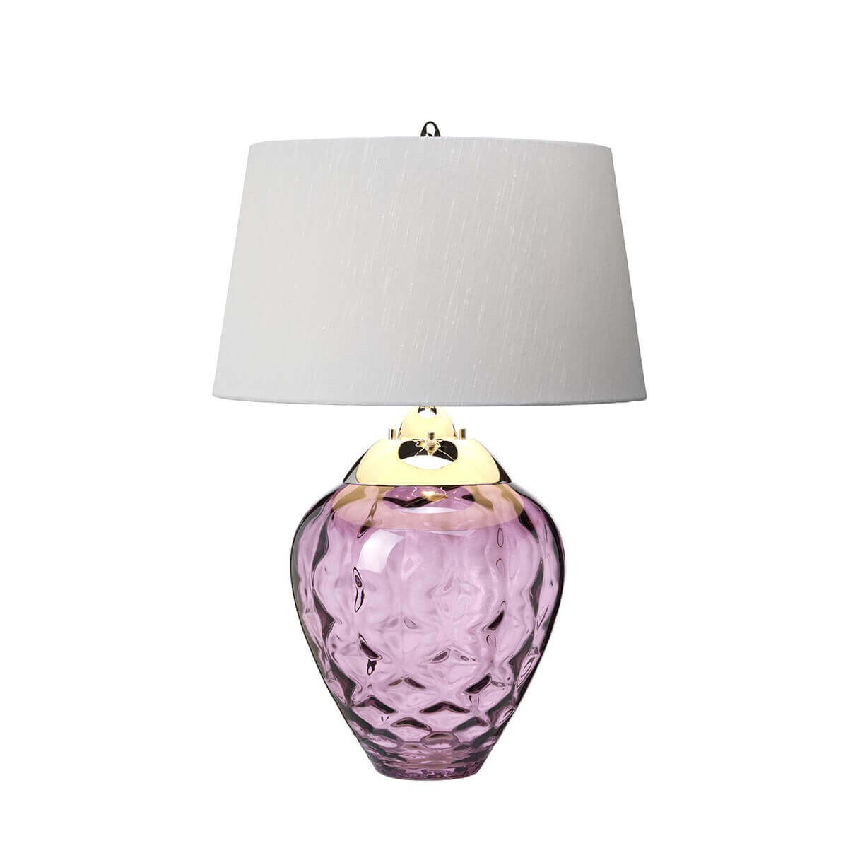 Lampe présentée de face avec cerclage doré, abat-jour en tissu et base en verre mauve
