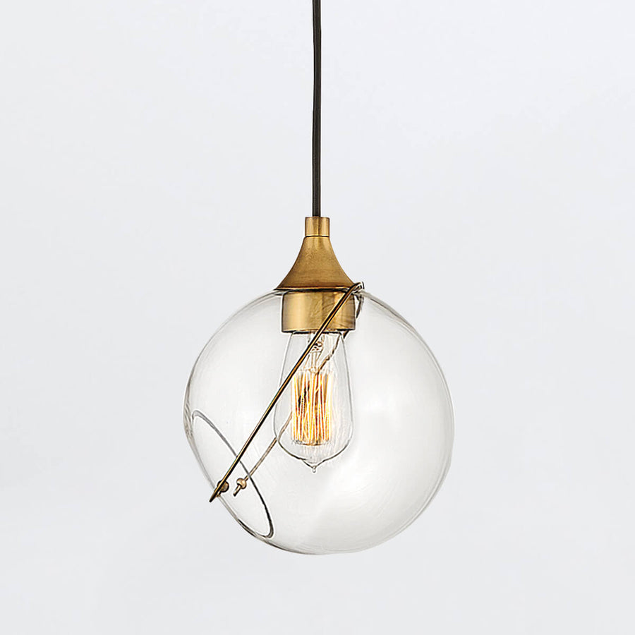 Gros plan sur le globe en verre, douille laiton et ampoule à filament.