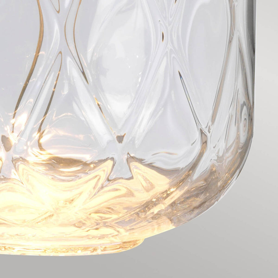 Gros plan du bas de la base en verre illuminée par la lumière