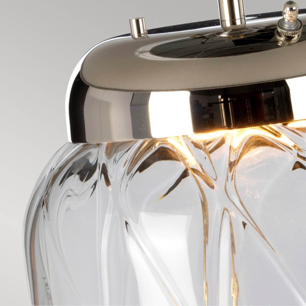 Détail du col en nickel poli et de la douille éclairant le verre translucide