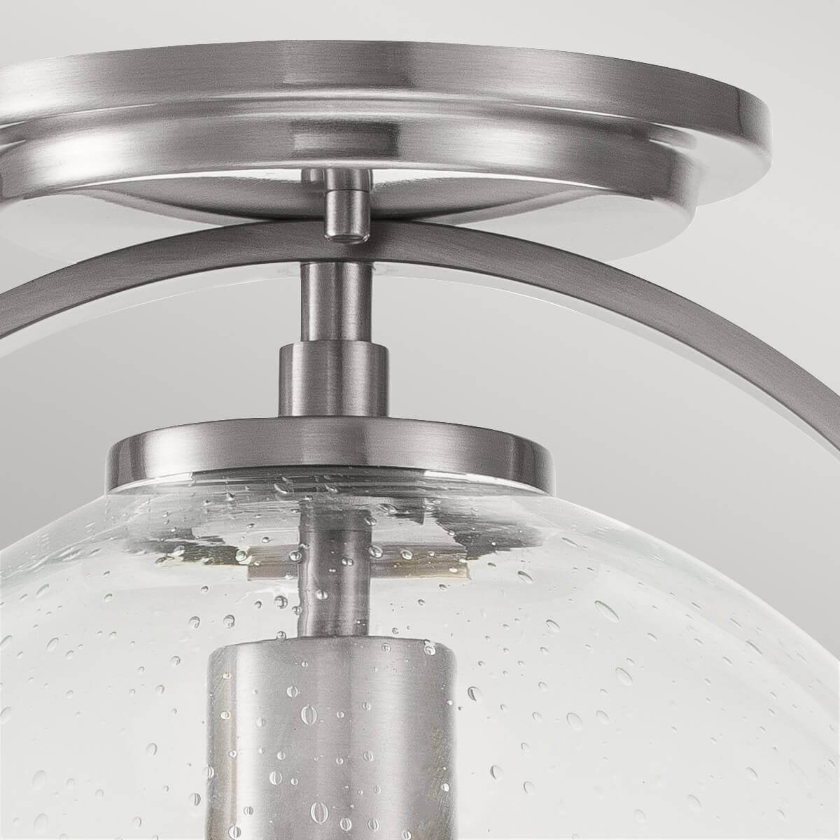 Détail de la fixation au plafond et du raccord nickel satiné