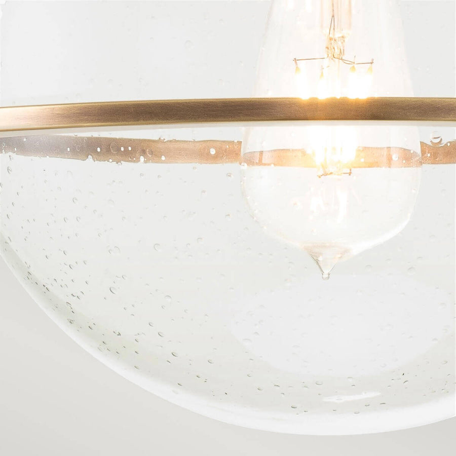 Détail de l'ampoule à filament chaude à l'intérieur de la sphère en verre