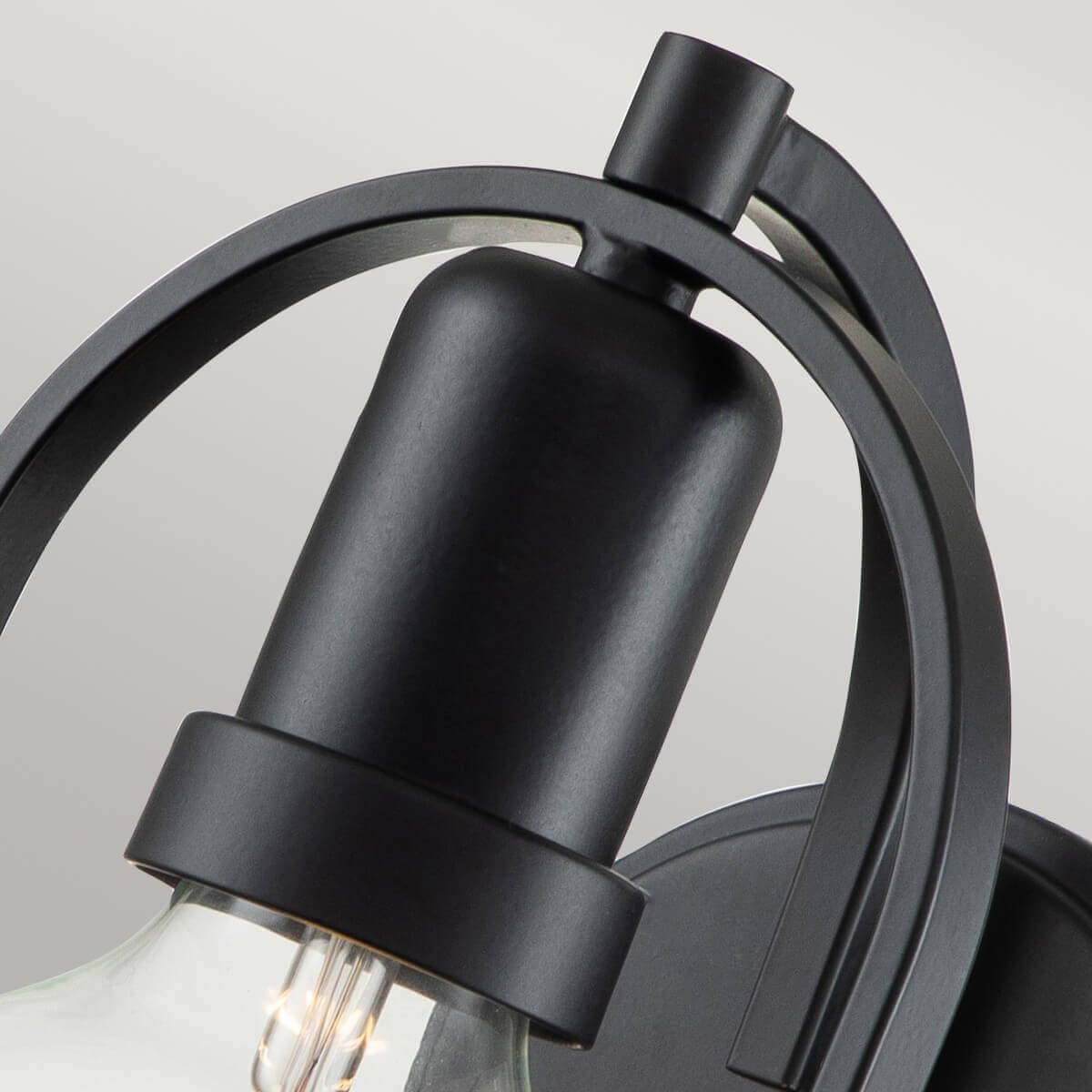 Détail du bras métallique noir et de la douille cylindrique au sommet