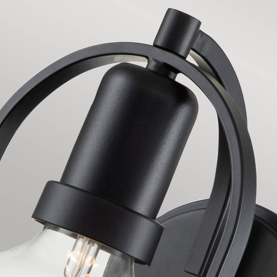 Détail du bras métallique noir et de la douille cylindrique au sommet