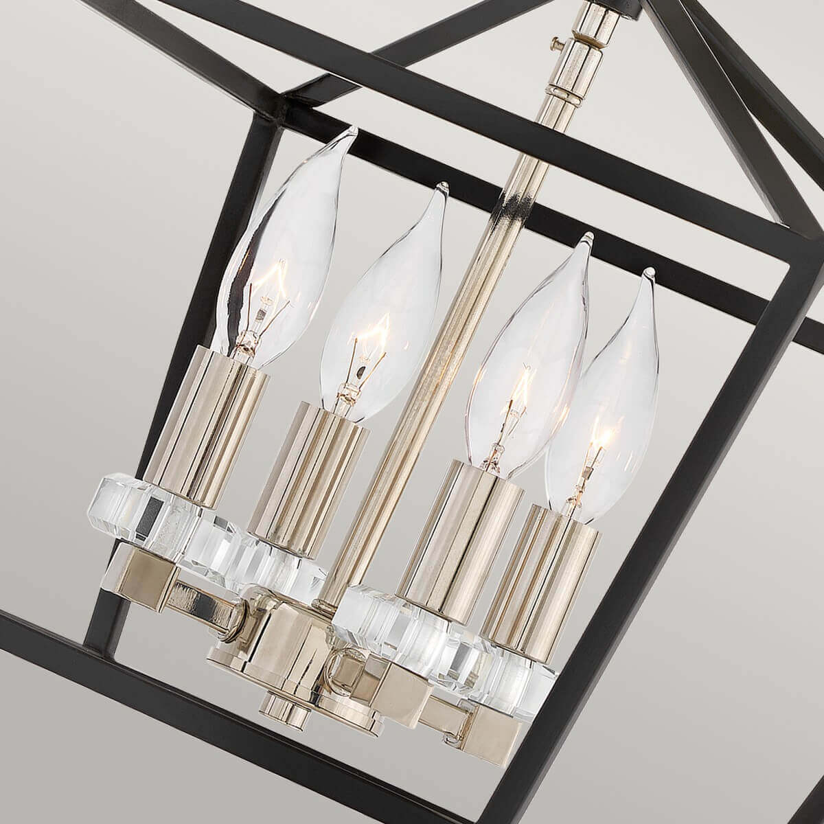 Détail des quatre douilles nickel et des ampoules bougies vu de dessous