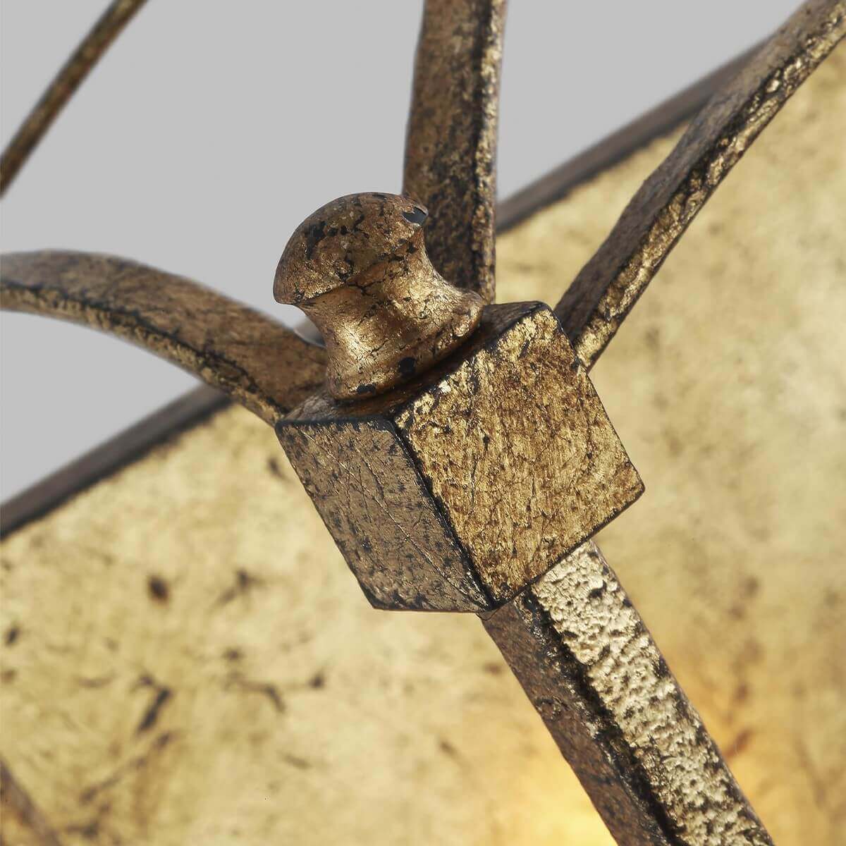 Gros plan sur le bouton de finition doré et l'assemblage cubique de la structure