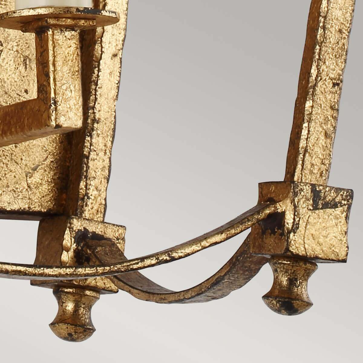 Détail du bas de l'applique, barre cintrée et boutons dorés travaillés