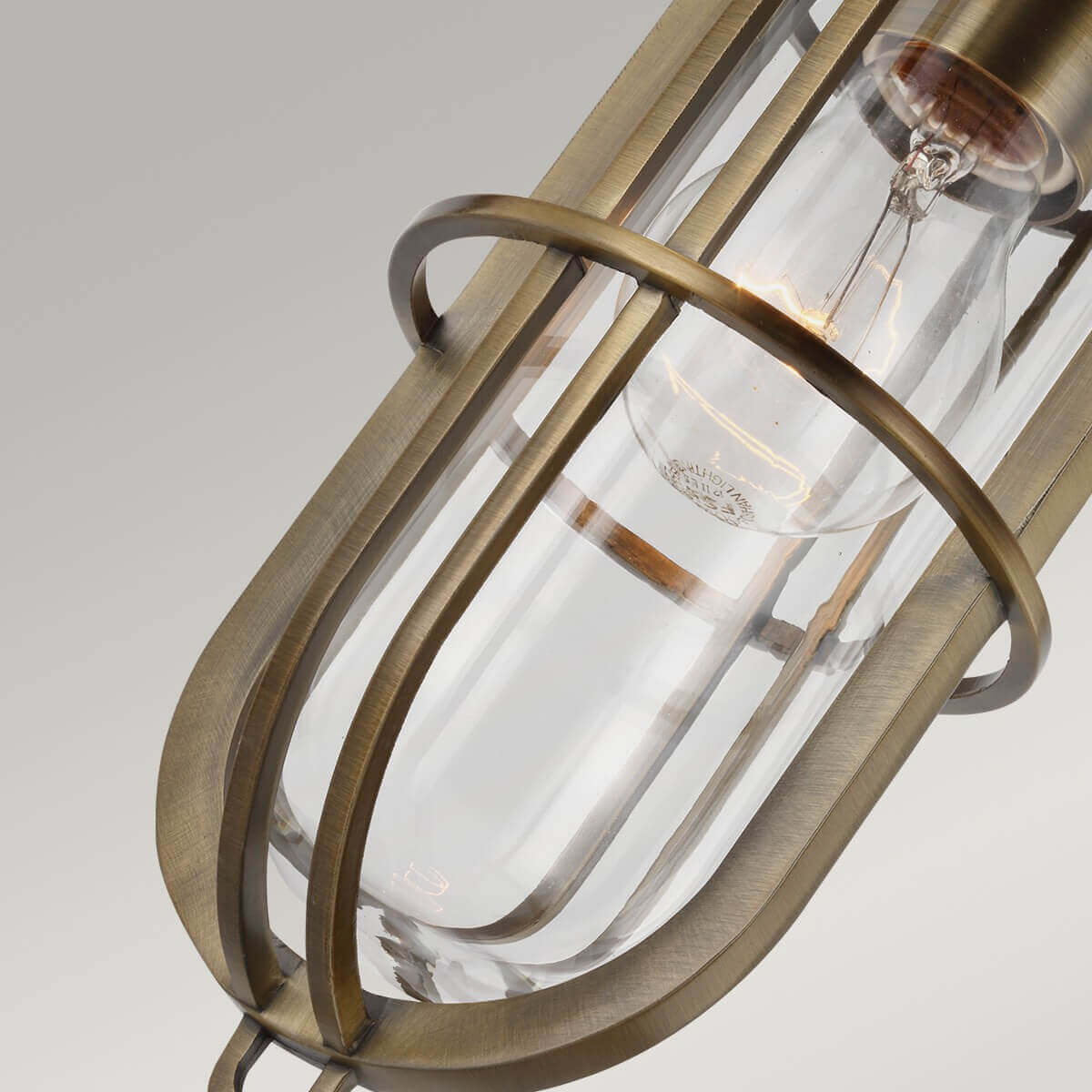 Gros plan sur la cage métallique et l'ampoule à filament dans le verre