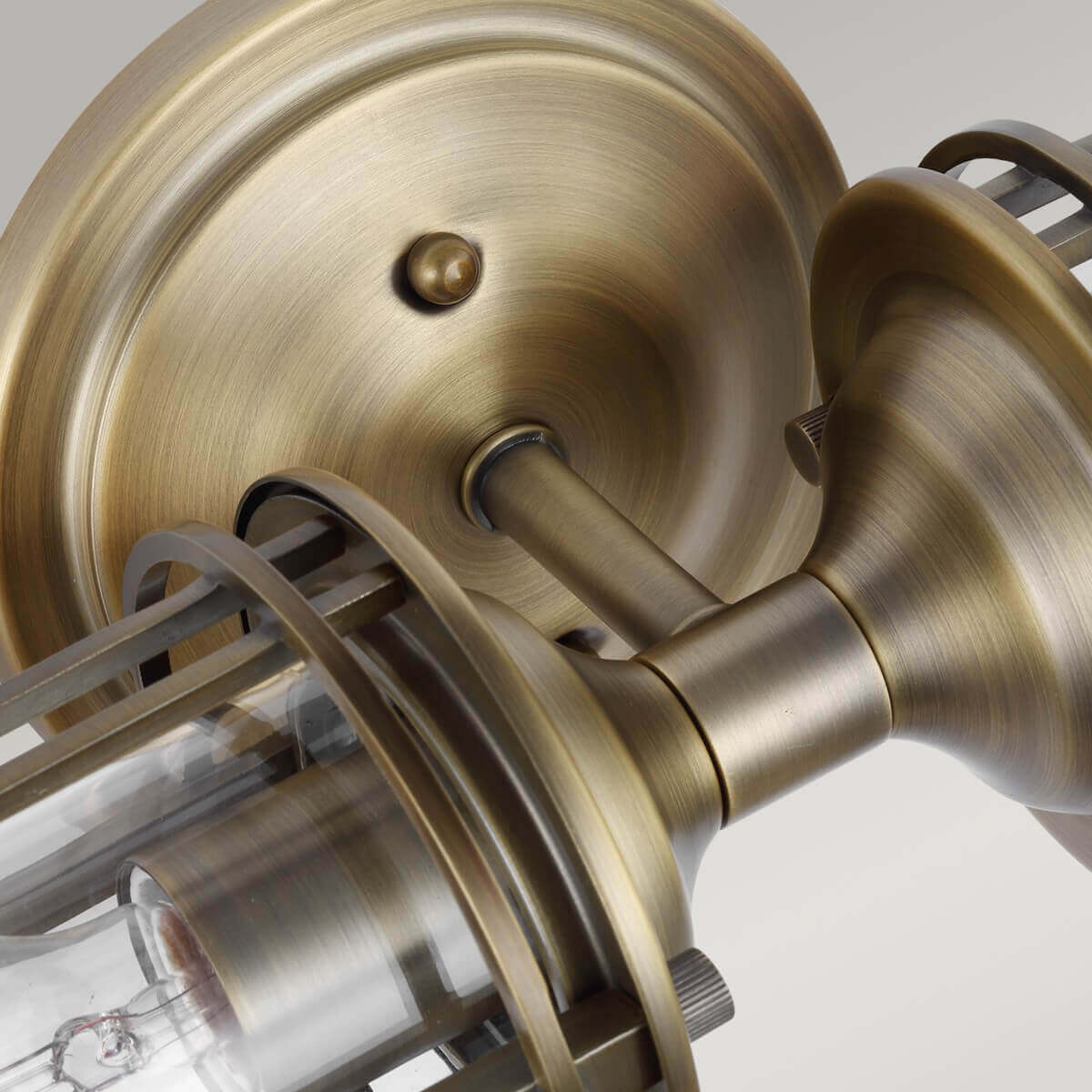 Détail de la rosace ronde en laiton vieilli avec vis de fixation apparentes