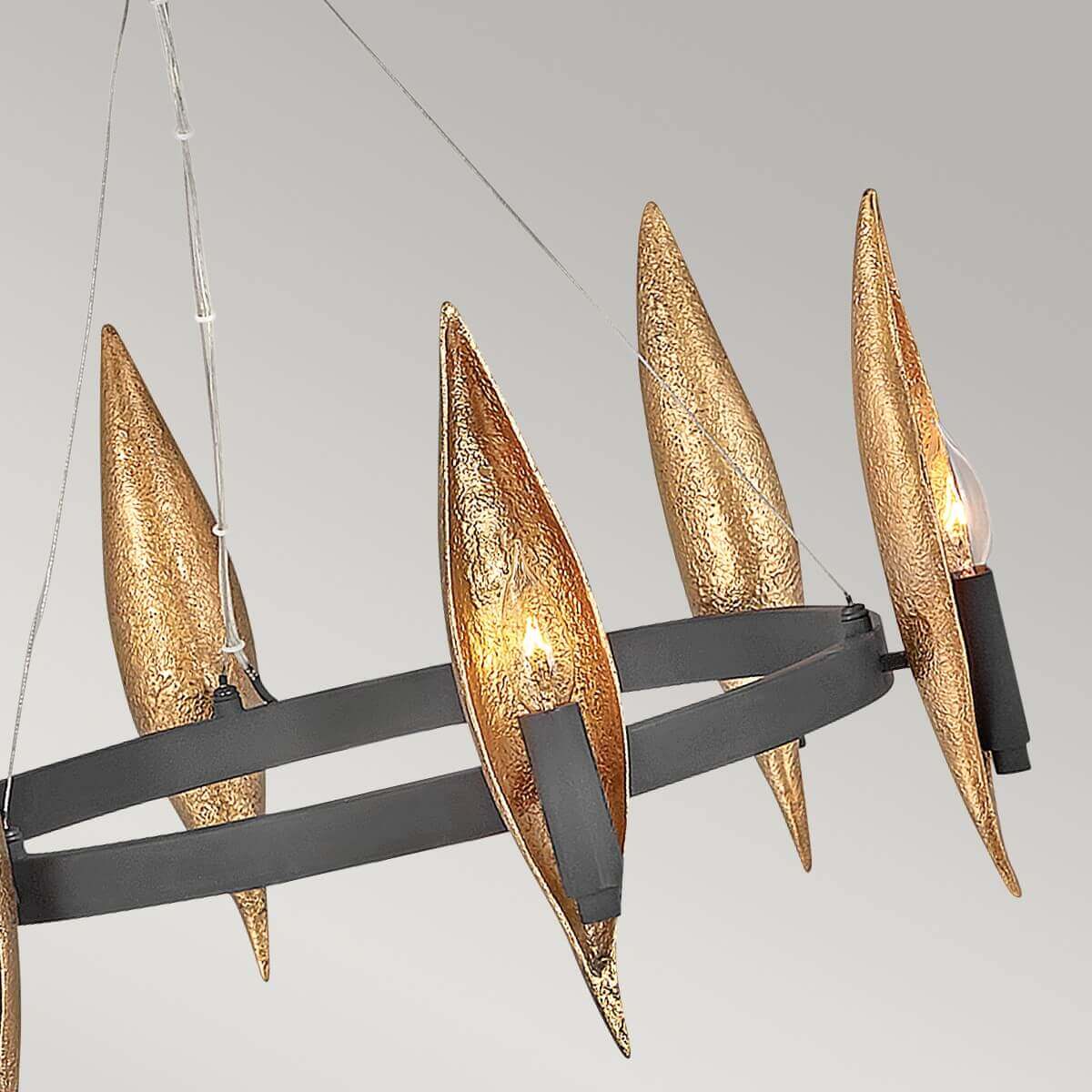 Gros plan sur les pétales dorés texturés et ampoules allumées