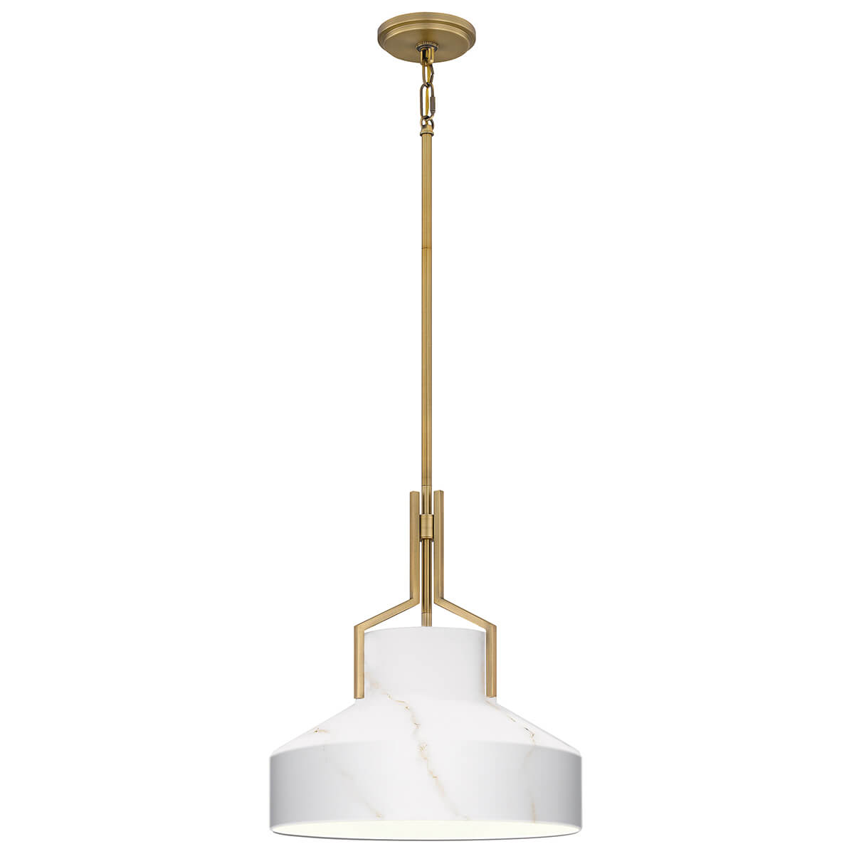 Vue de face du luminaire suspendu avec abat-jour en verre opale et monture en laiton vieilli.
