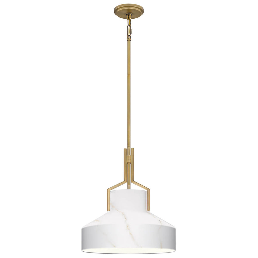 Vue de face du luminaire suspendu avec abat-jour en verre opale et monture en laiton vieilli.