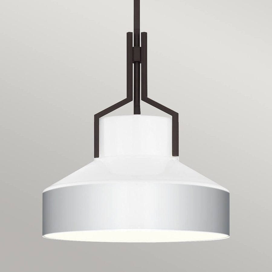 Gros plan sur le diffuseur en verre opale et sa monture métal bronze.