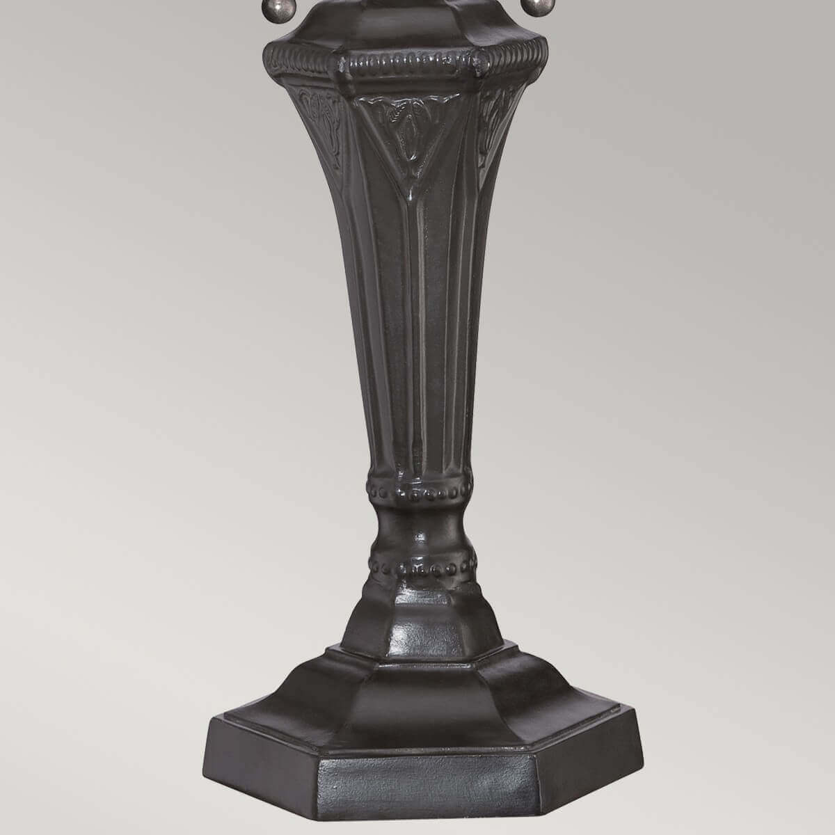 Pied de lampe en bronze, fût cannelé et base octogonale moulurée.