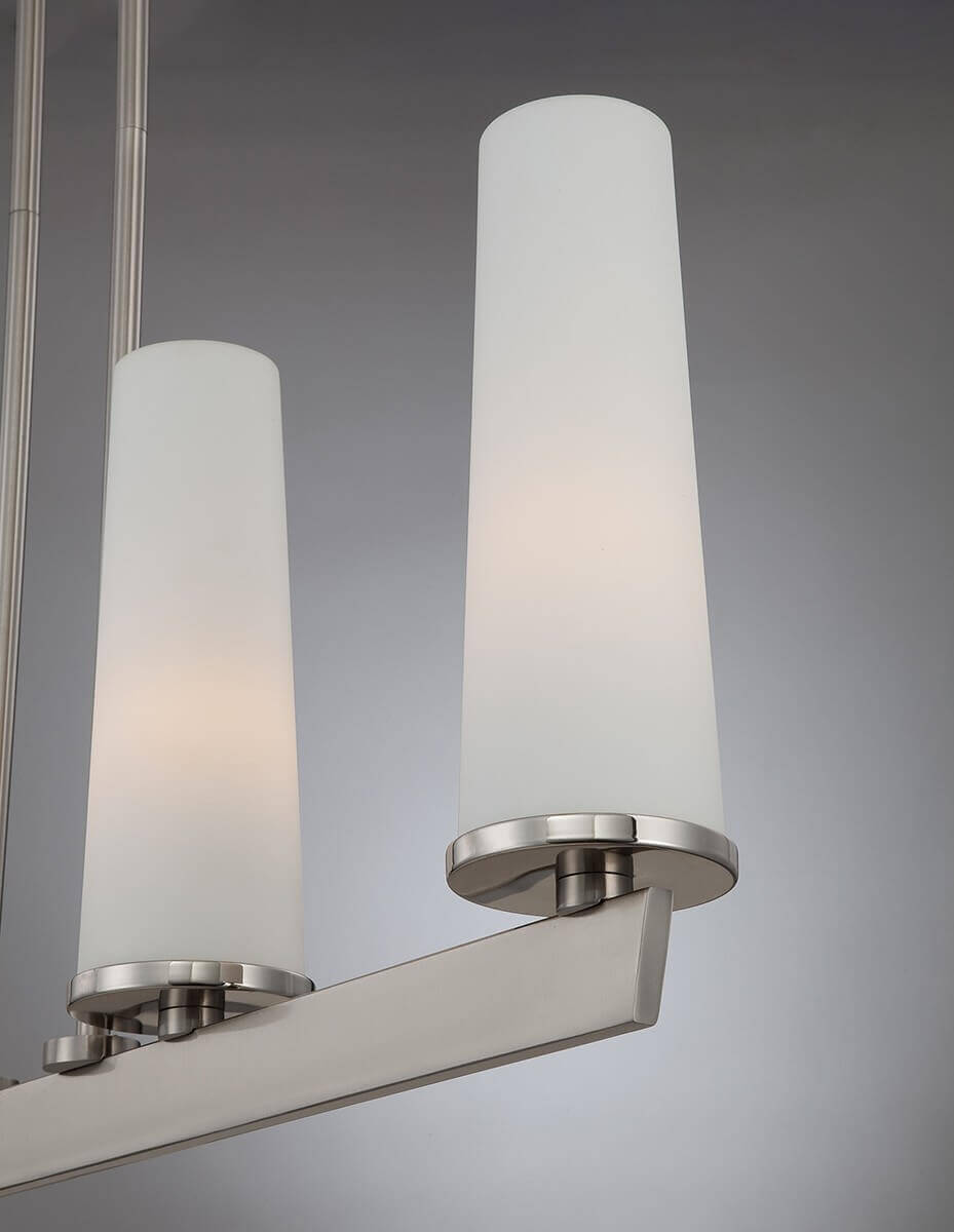 Gros plan sur les diffuseurs en verre blanc et les collerettes en nickel satiné