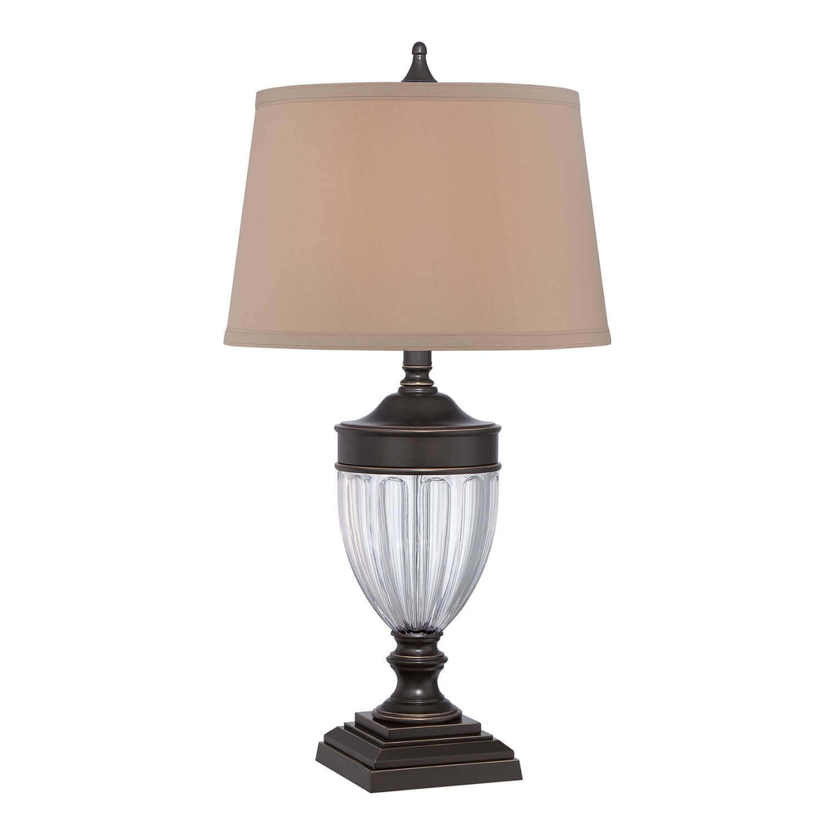 Lampe à poser vue de face avec abat-jour beige et base en verre.